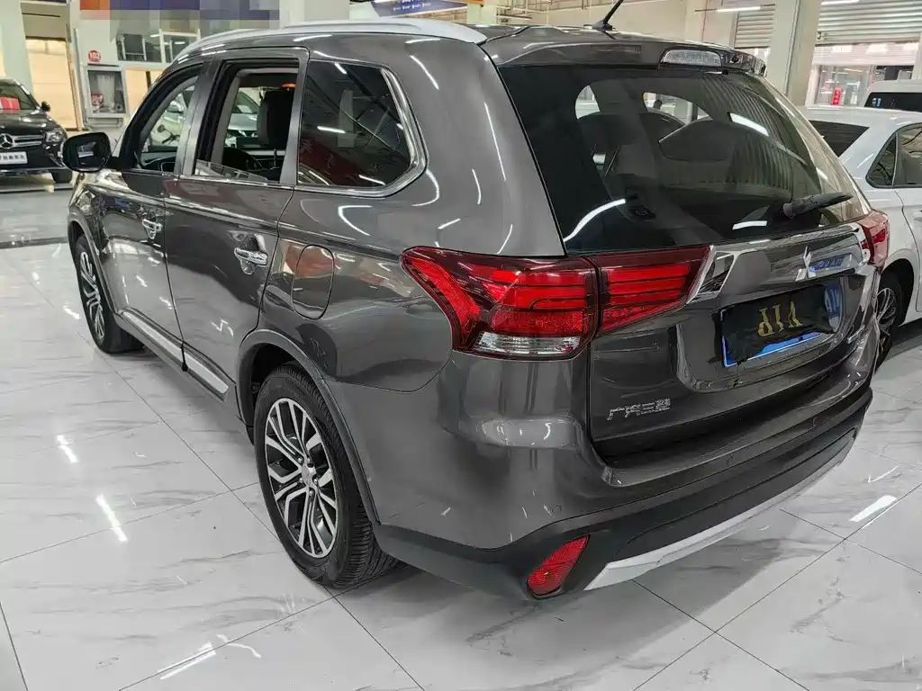 Mitsubishi Outlander 2017 — фото 4
