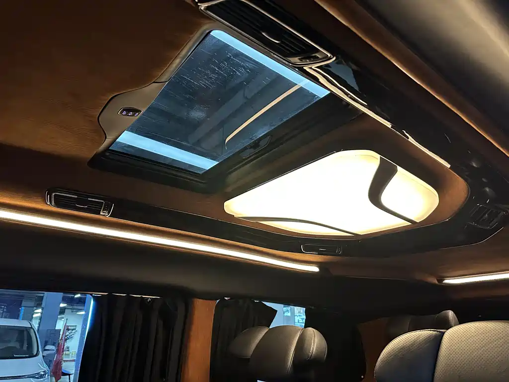 Mercedes-Benz V-Class 2018 — фото 19