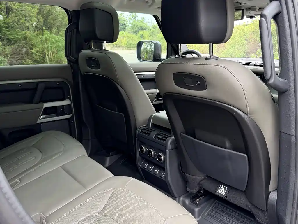 Land Rover Defender 2020 — фото 17