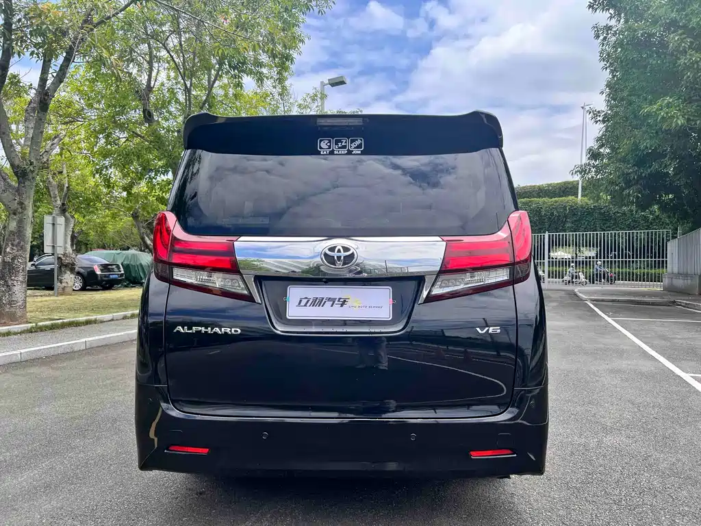Toyota Alphard 2017 — фото 23