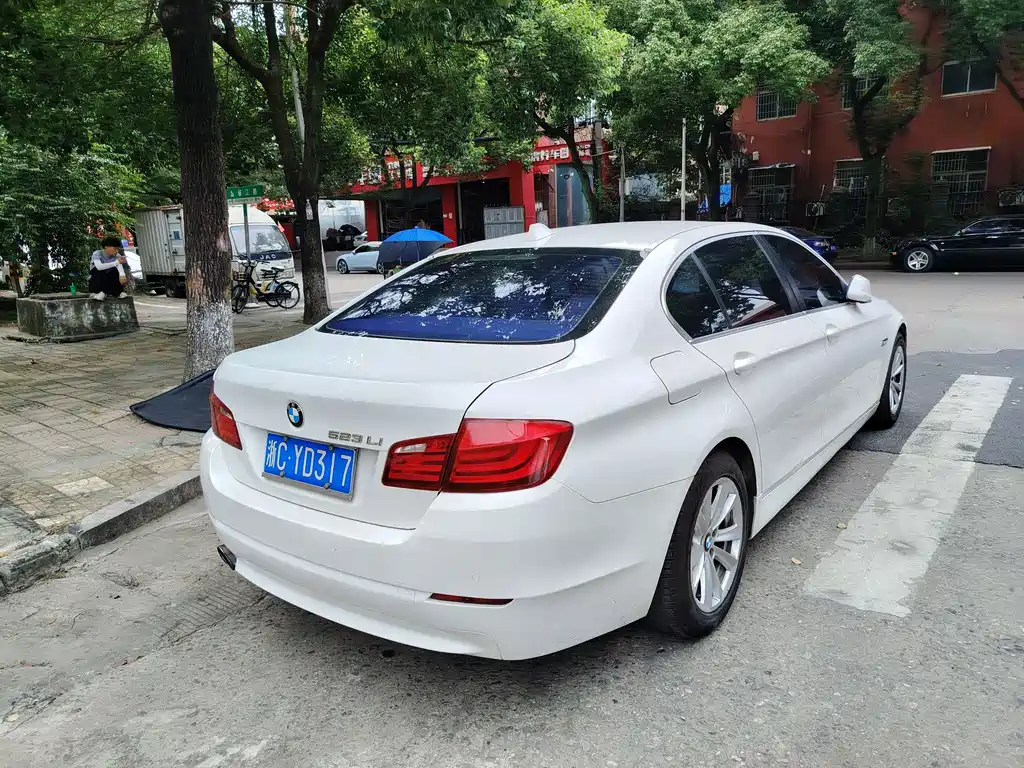 BMW 5 Series 2011 — фото 12