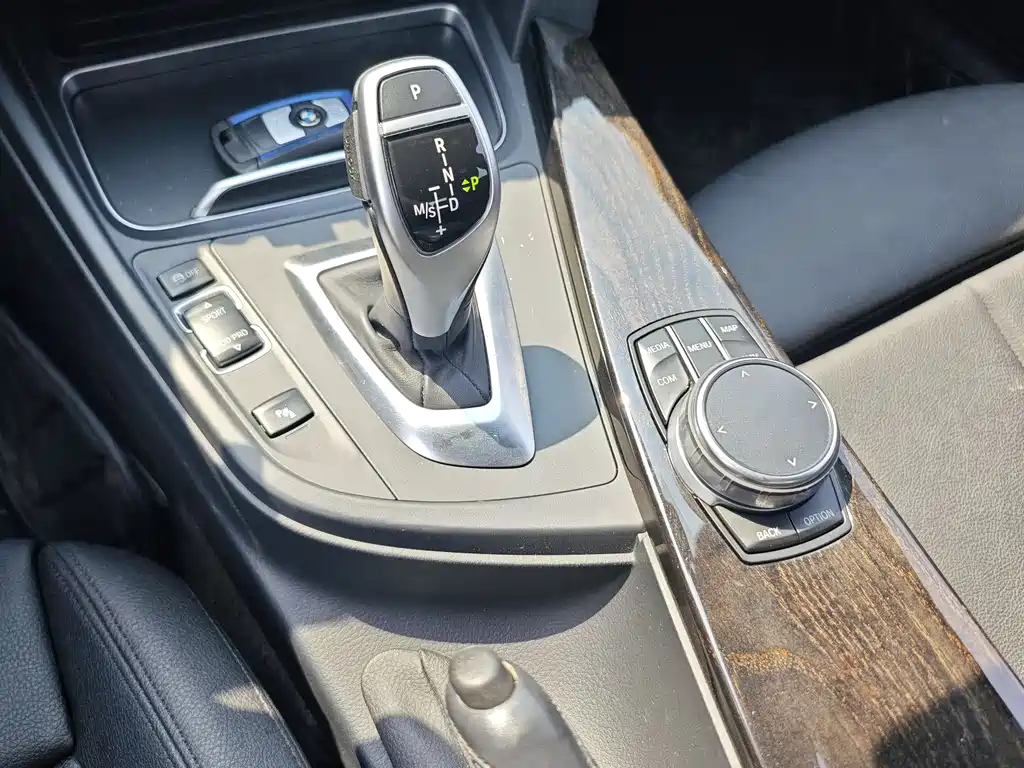 BMW 3 Series 2018 — фото 15