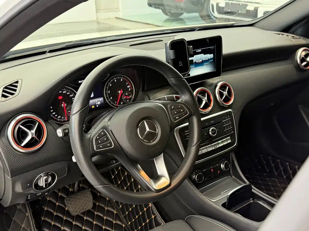 Mercedes-Benz A-Class 2018 — фото 11