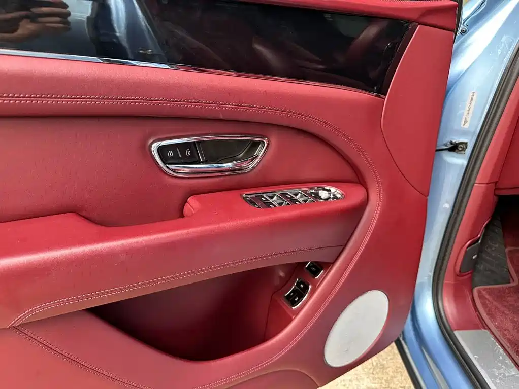 Bentley Bentayga 2021 — фото 12