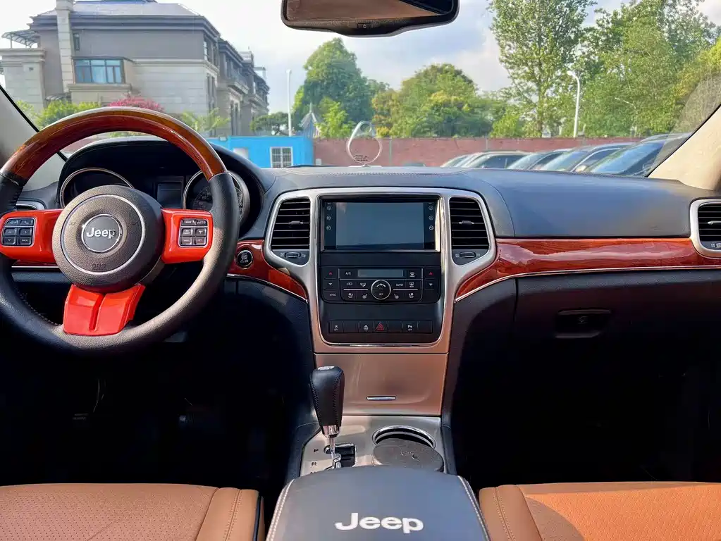 Jeep Grand Cherokee 2012 — фото 11