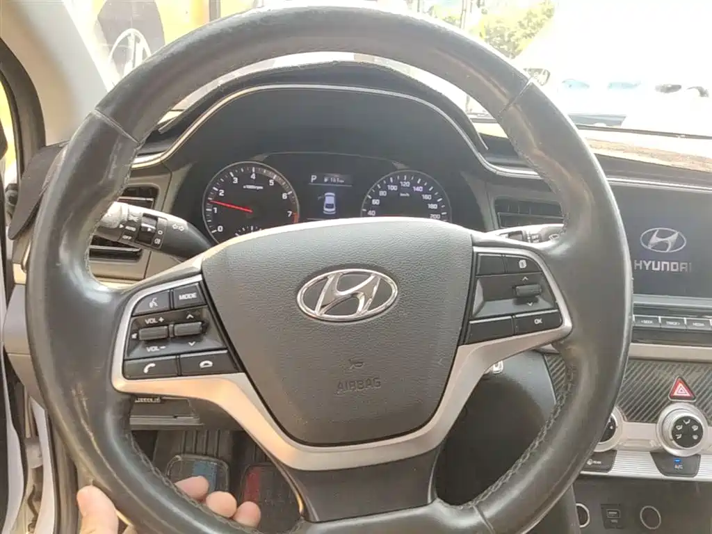 Hyundai Elantra 2020 — фото 11