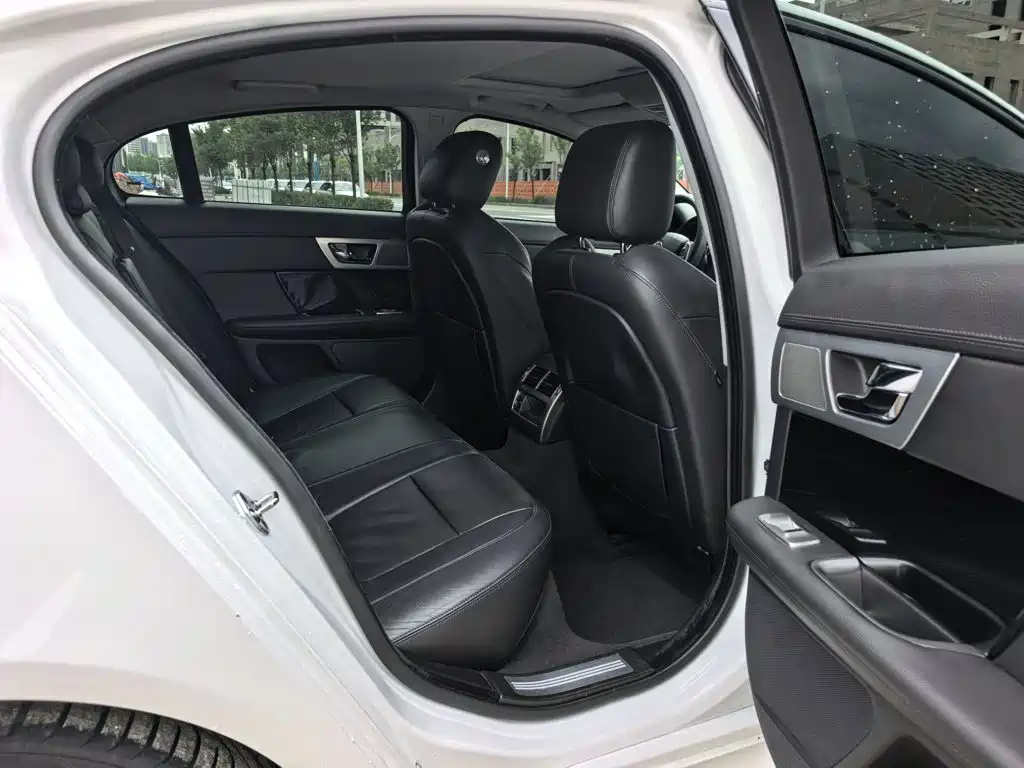 Jaguar XF 2014 — фото 17