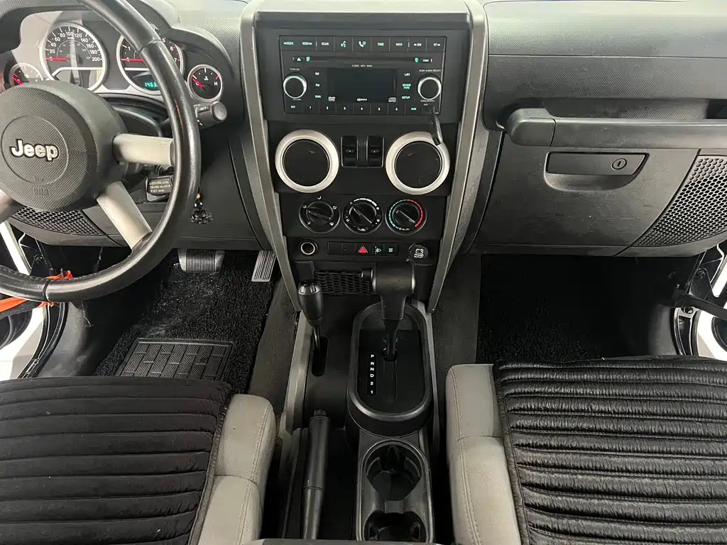 Jeep Wrangler 2010 — фото 13