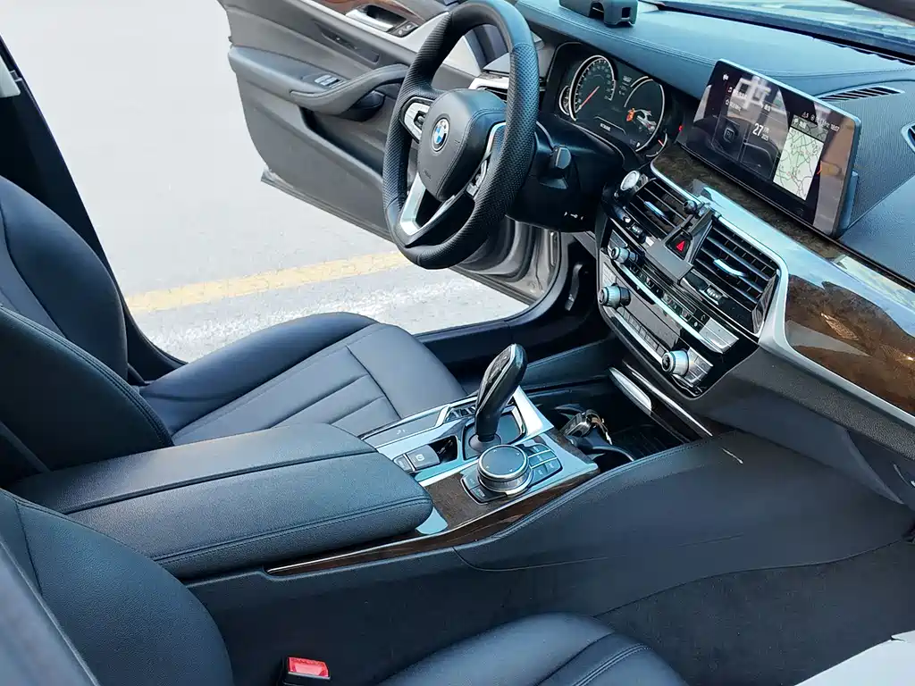BMW 5 Series 2018 — фото 10