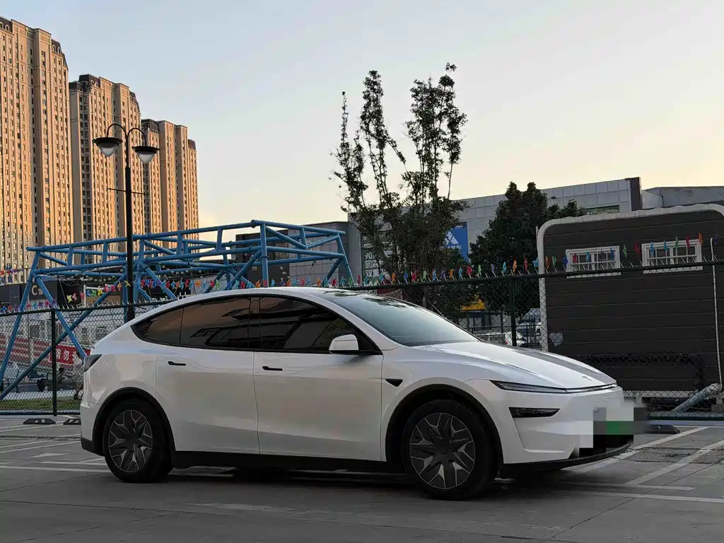 Tesla Model Y L 2026