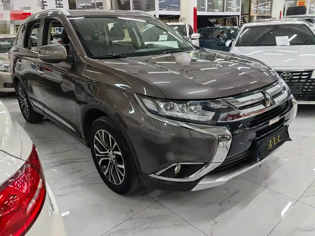 Mitsubishi Outlander 2017 — фото 3