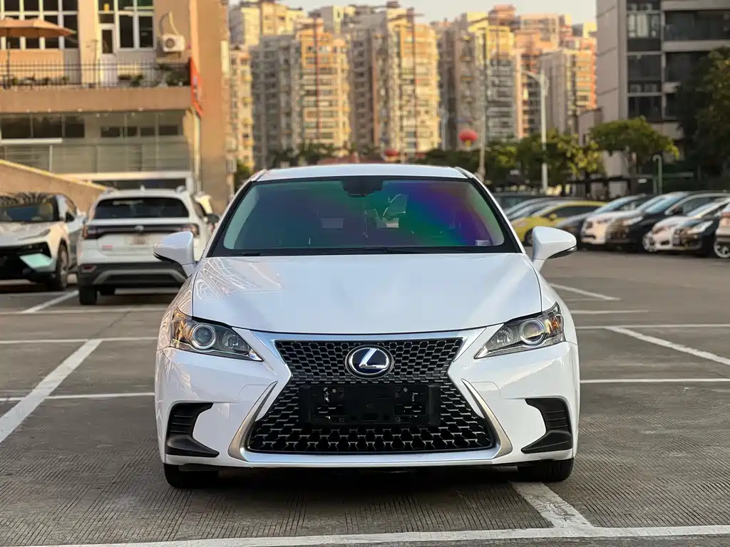 Lexus CT 2017 — фото 2