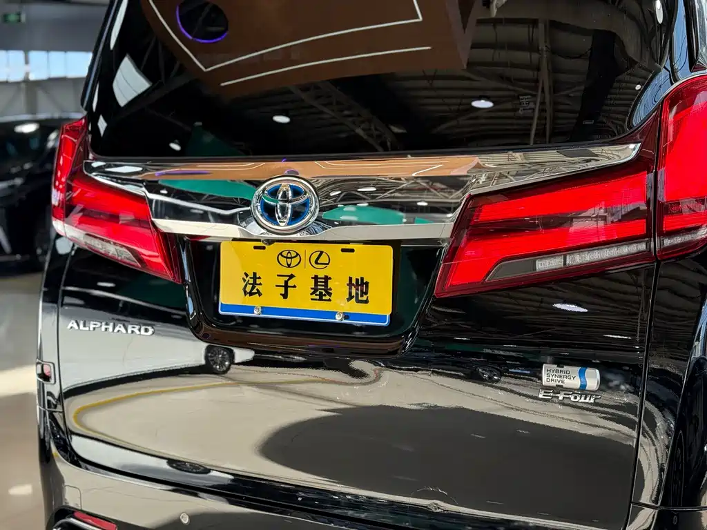 Toyota Alphard 2023 — фото 24