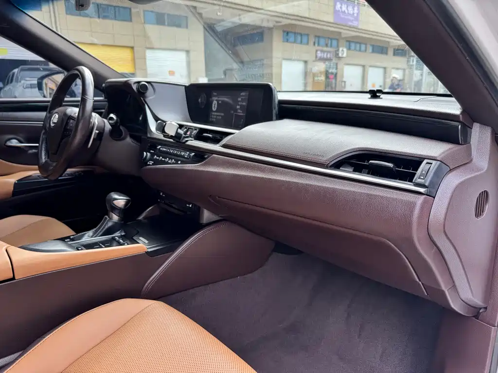 Lexus ES 2019 — фото 12