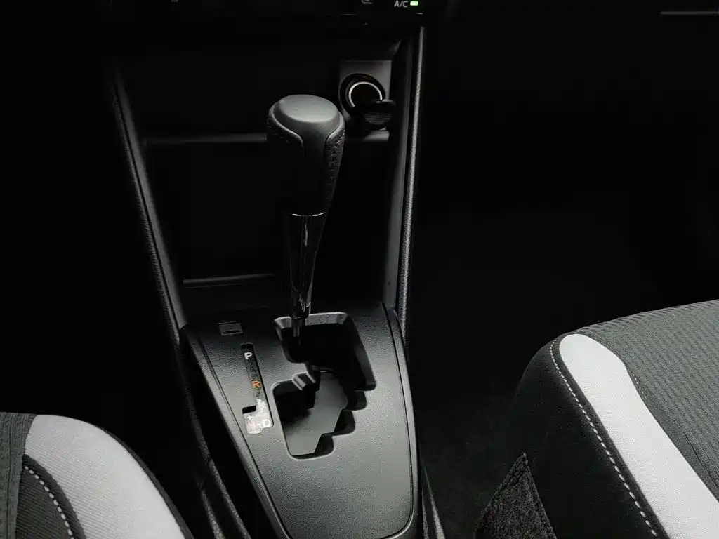 Toyota Yaris L 2020 — фото 13