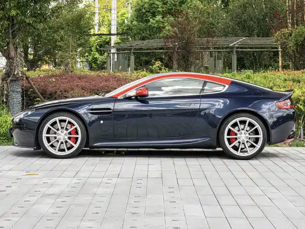 Aston Martin V8 Vantage 2017