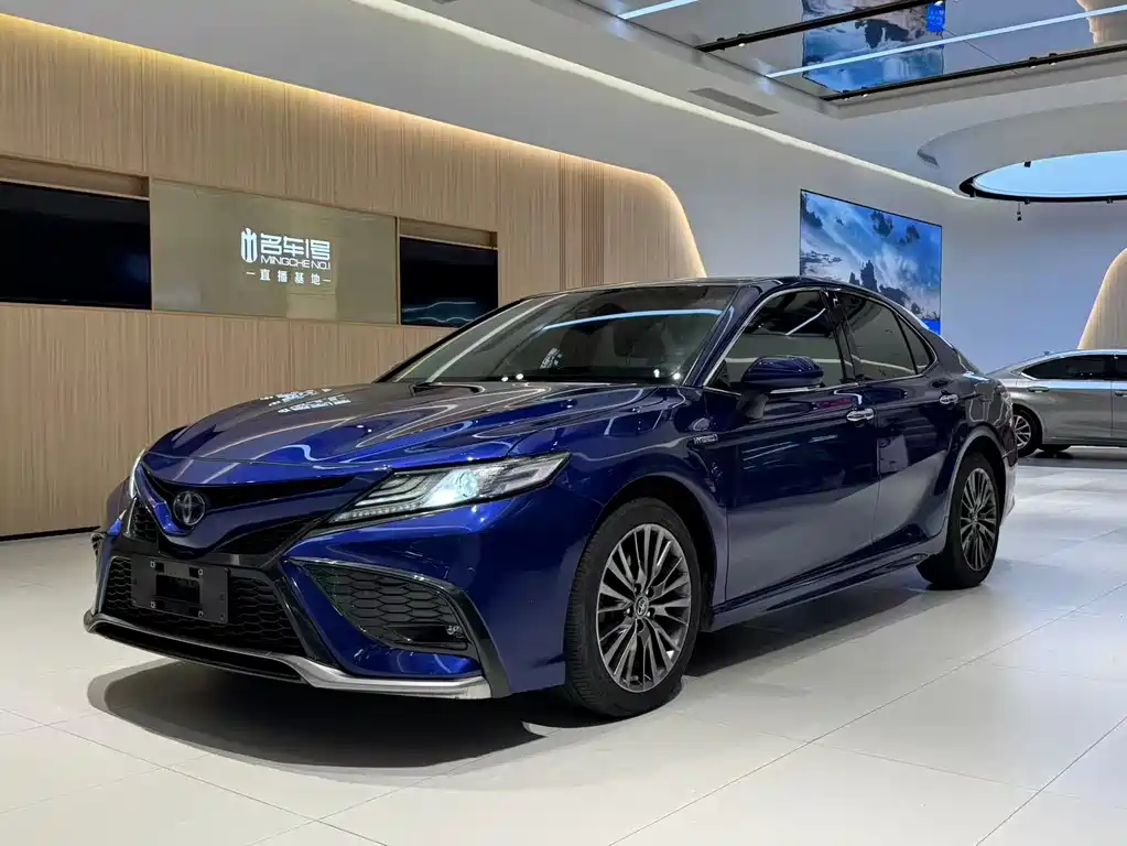 Toyota Camry 2018 — фото 1