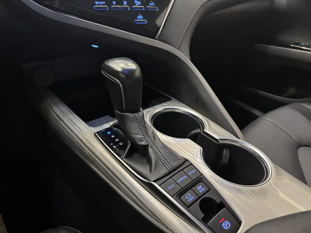 Toyota Camry 2018 — фото 16