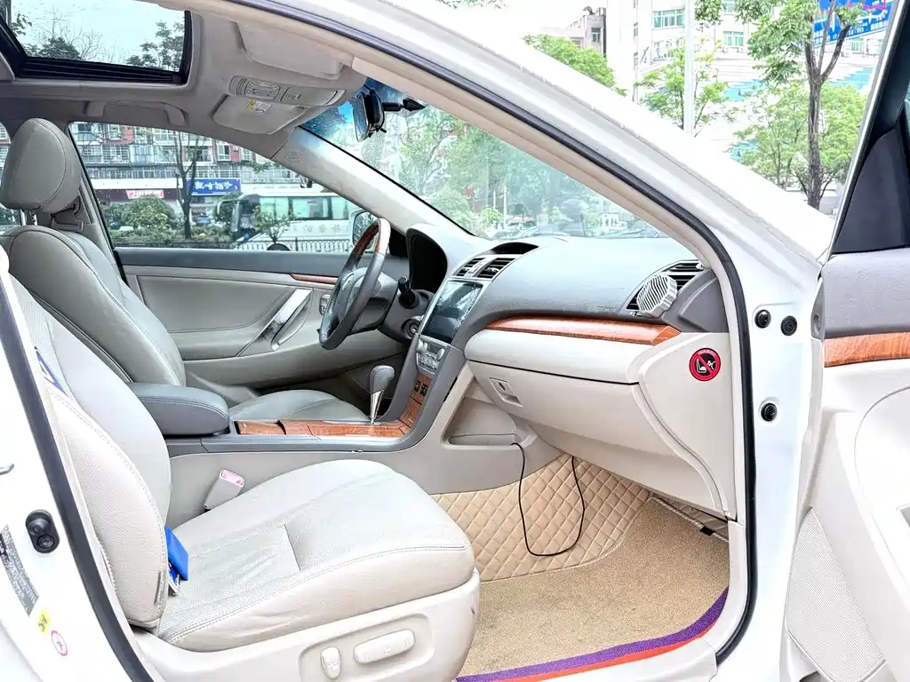 Toyota Camry 2010 — фото 2