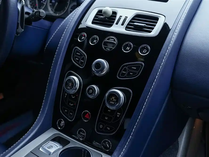 Aston Martin Rapide 2017 — фото 17
