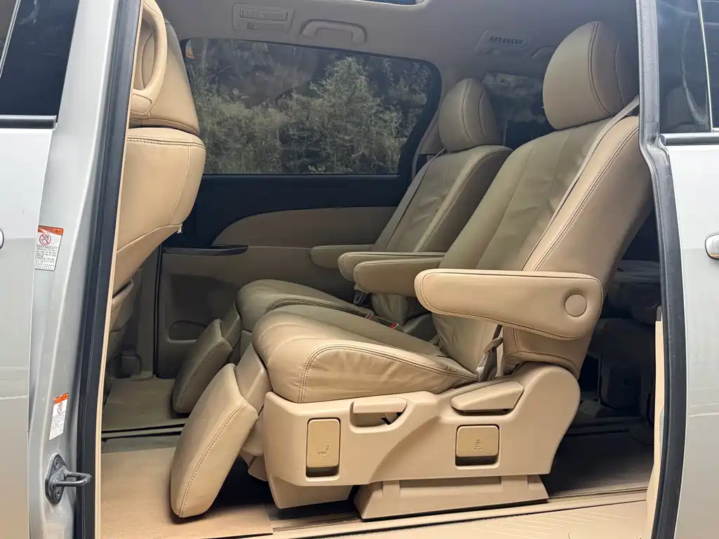 Toyota Previa 2015 — фото 13