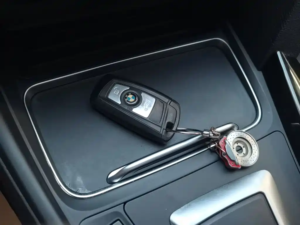 BMW 3 Series 2018 — фото 9
