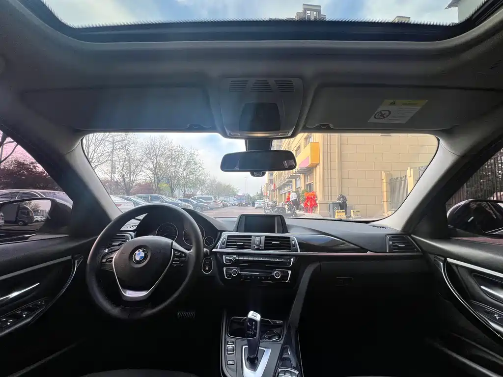 BMW 3 Series 2017 — фото 17