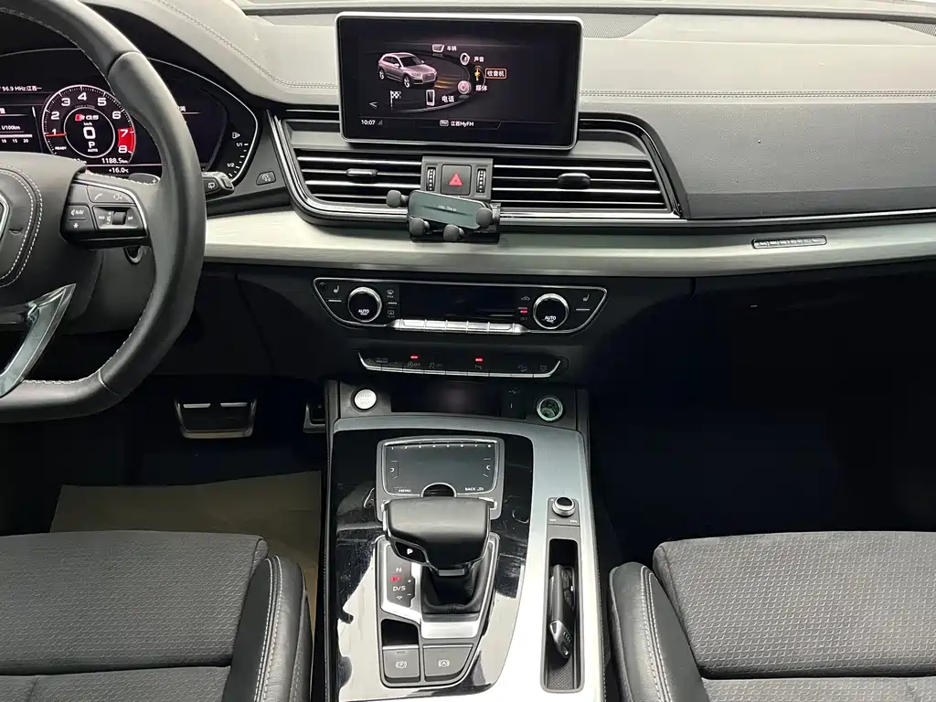 Audi Q5L 2020 — фото 10
