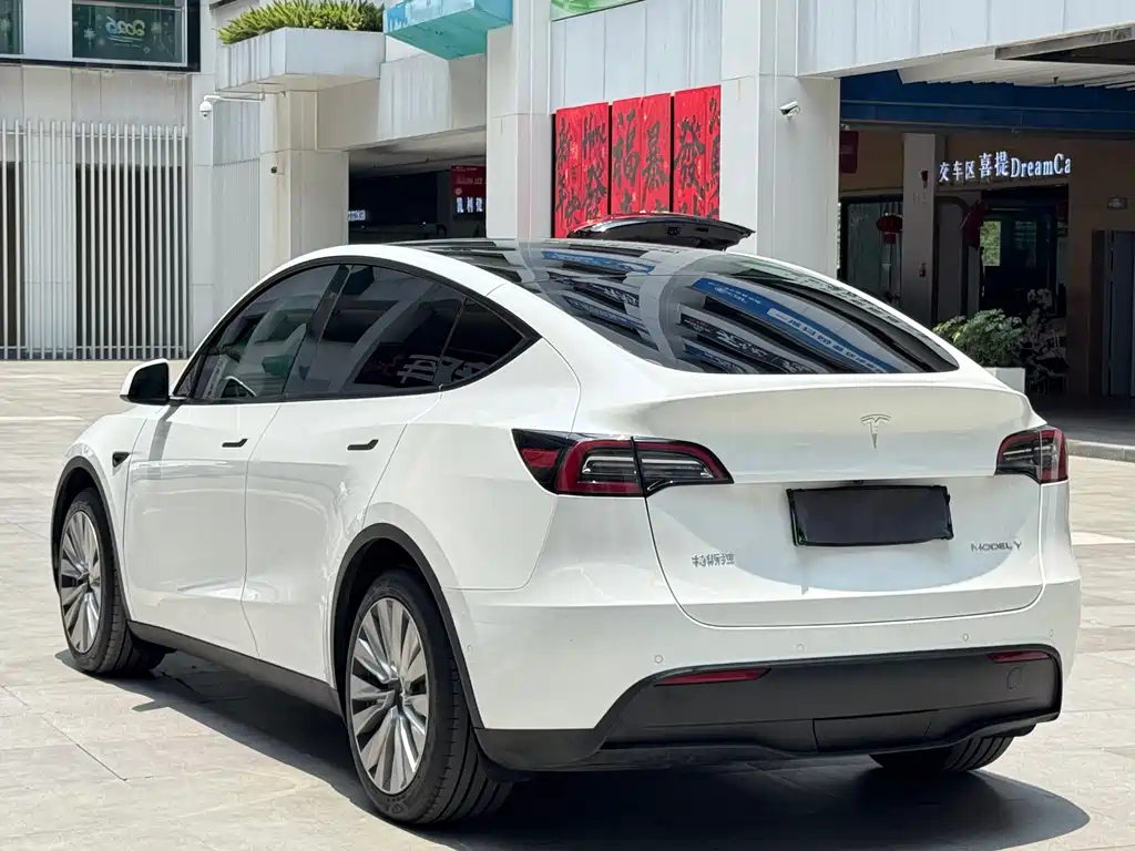 Tesla Model Y 2024 — фото 11