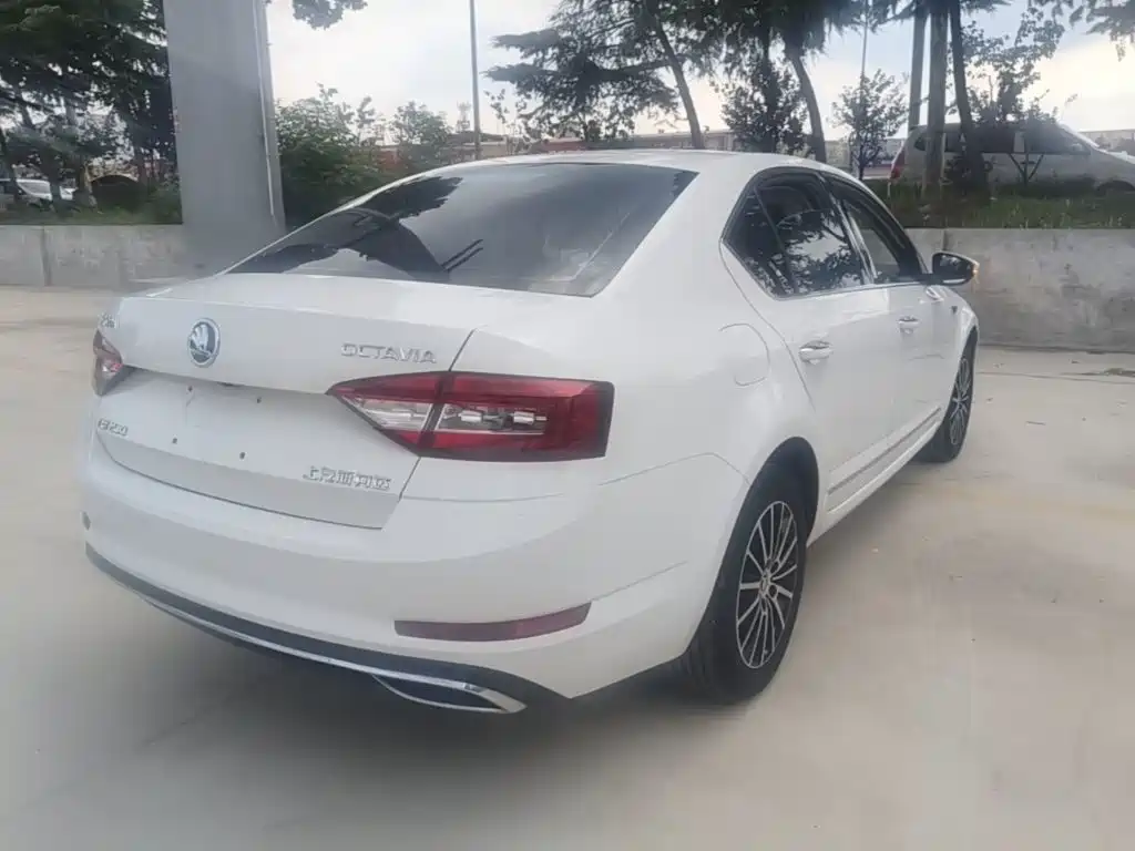 Skoda Octavia 2018 — фото 7