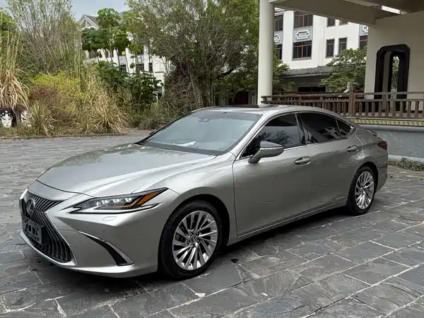 Lexus ES 2020