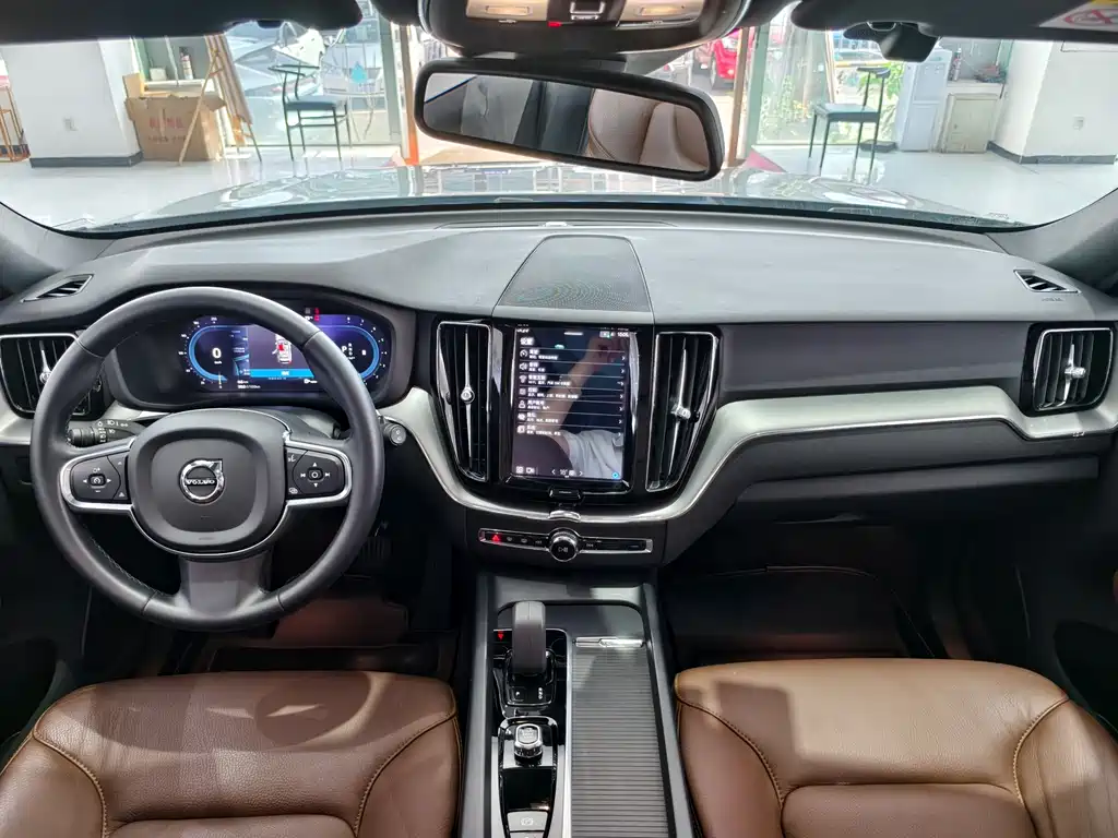 Volvo XC60 2022 — фото 9
