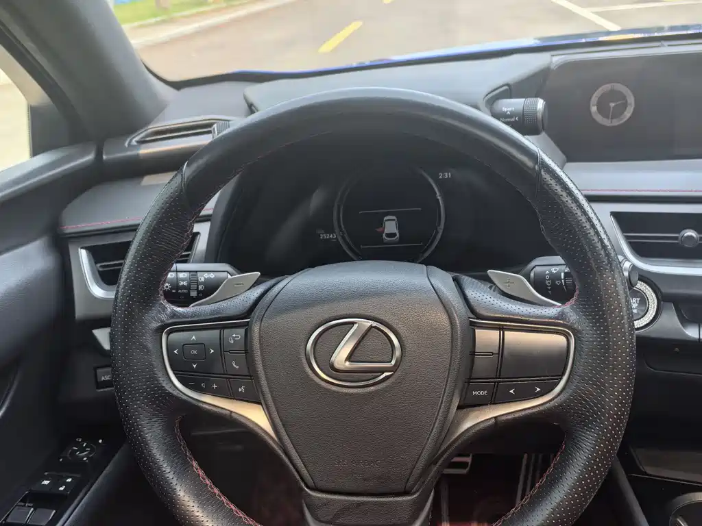 Lexus UX 2020 — фото 12