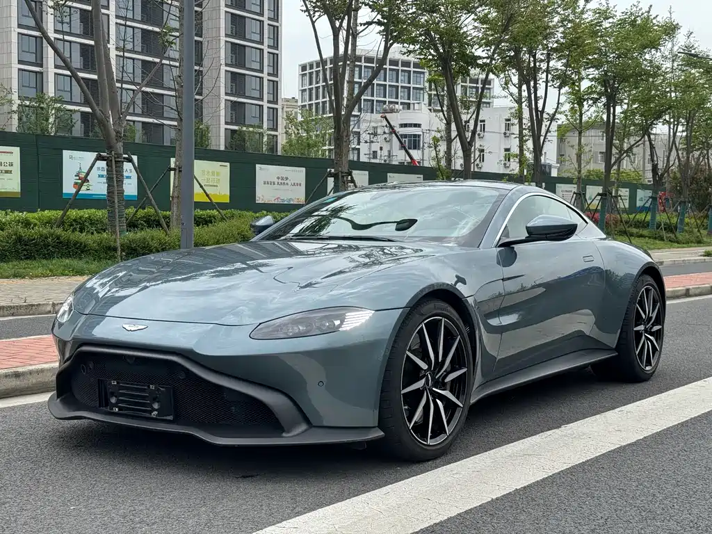 Aston Martin V8 Vantage 2019 — фото 1