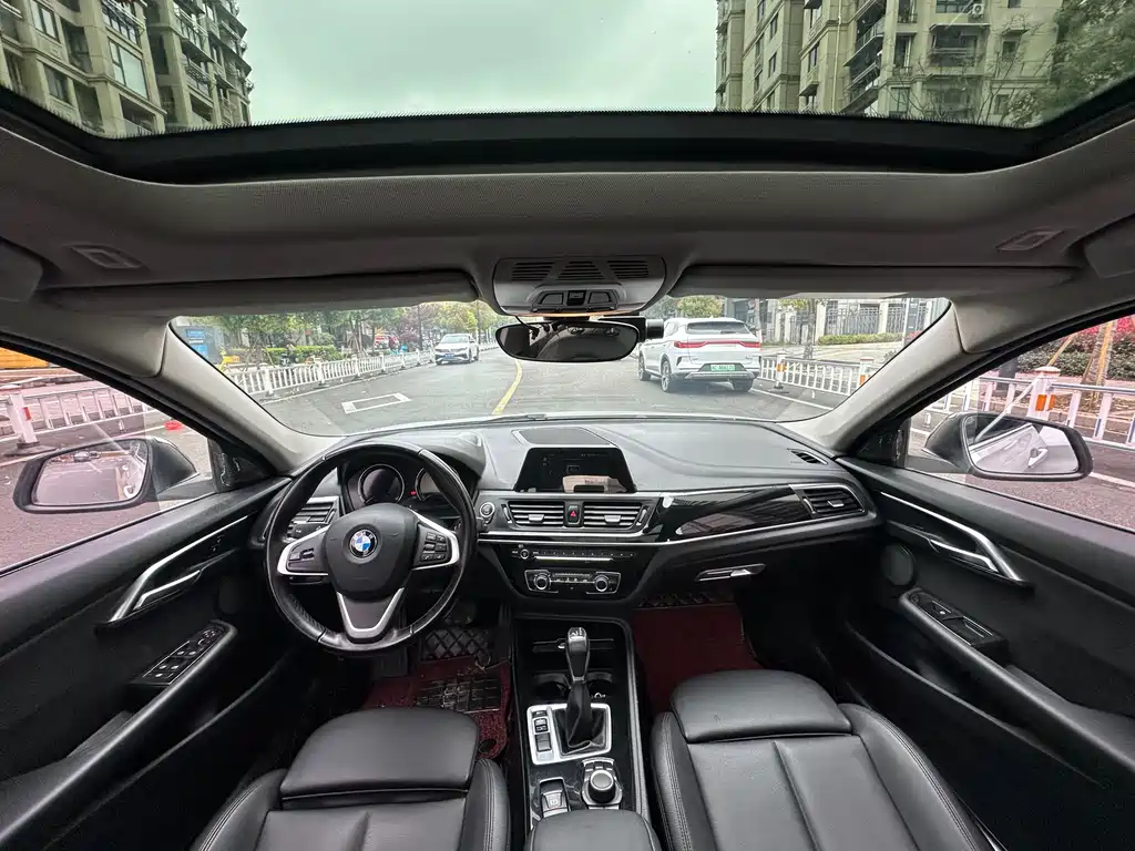 BMW 1 Series 2018 — фото 12
