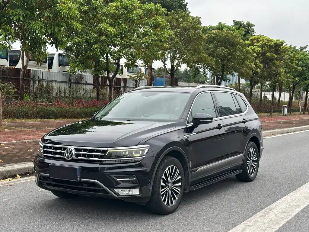 Volkswagen Tiguan L 2017 — фото 1