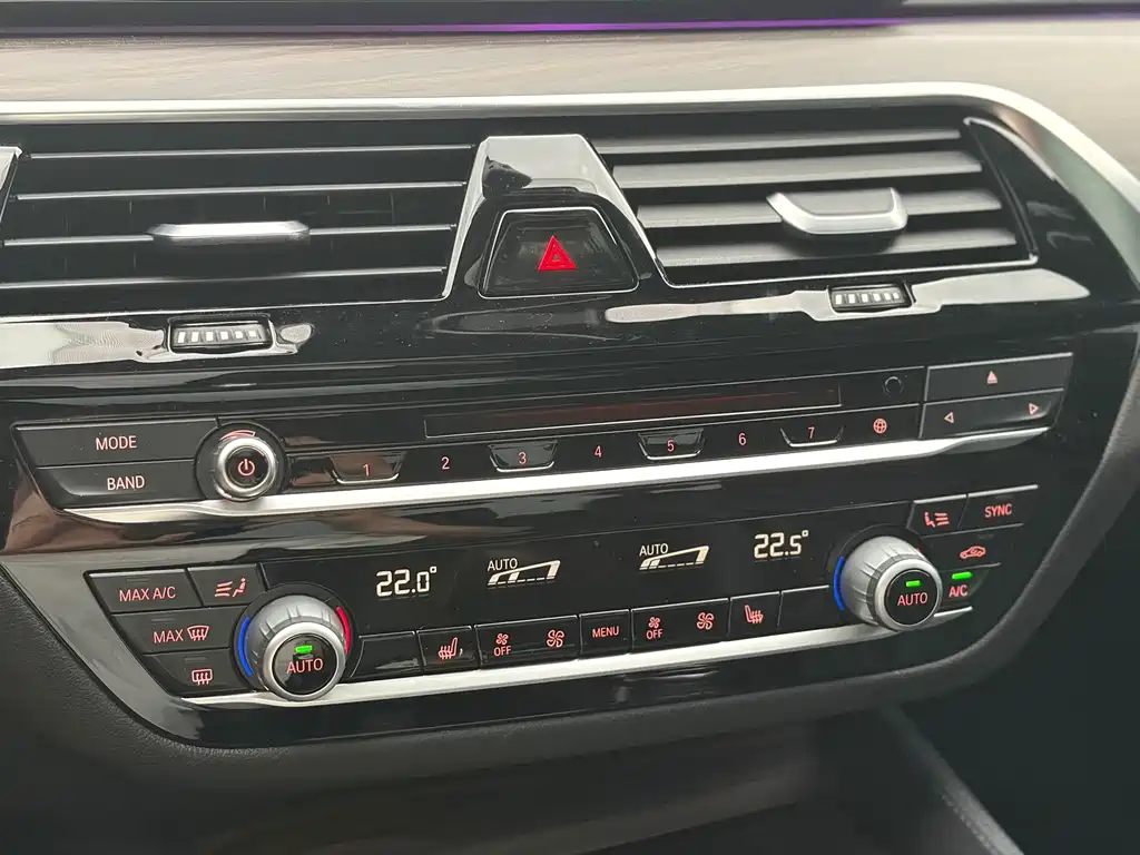 BMW 5 Series 2018 — фото 12