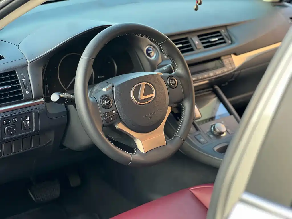Lexus CT 2017 — фото 17