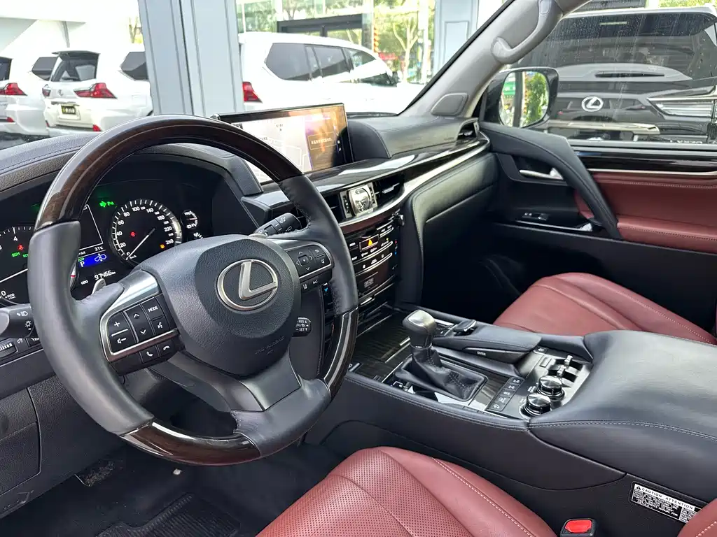 Lexus LX 2017 — фото 16