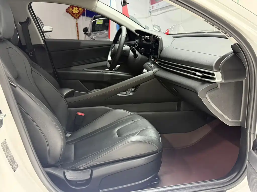 Hyundai Elantra 2023 — фото 17