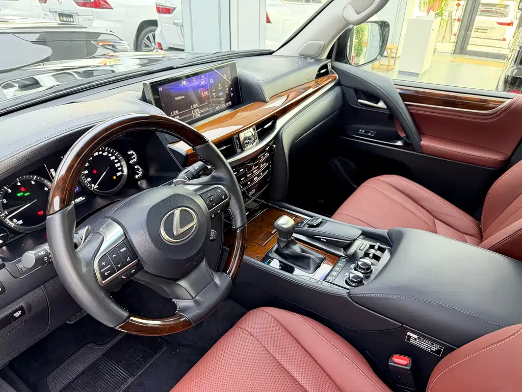 Lexus LX 2017 — фото 15