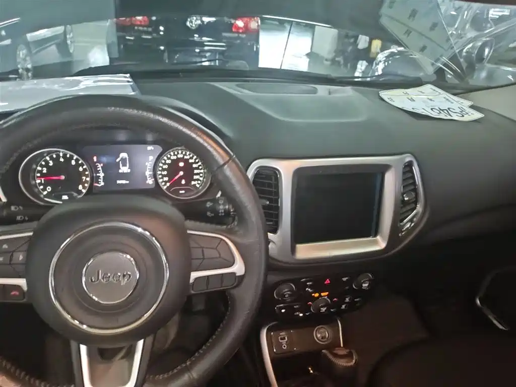 Jeep Compass 2017 — фото 10