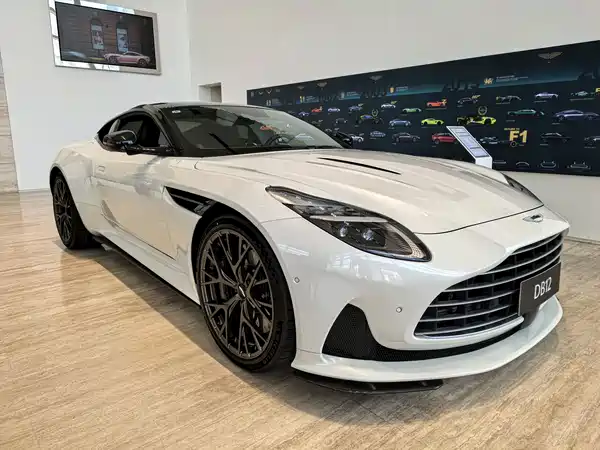 Aston Martin DB12 2025