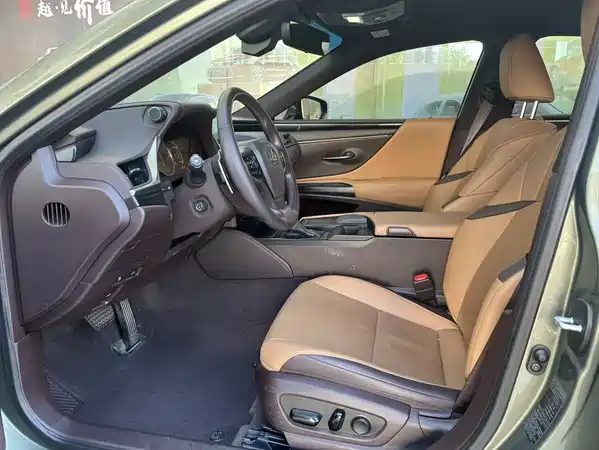 Lexus ES 2022