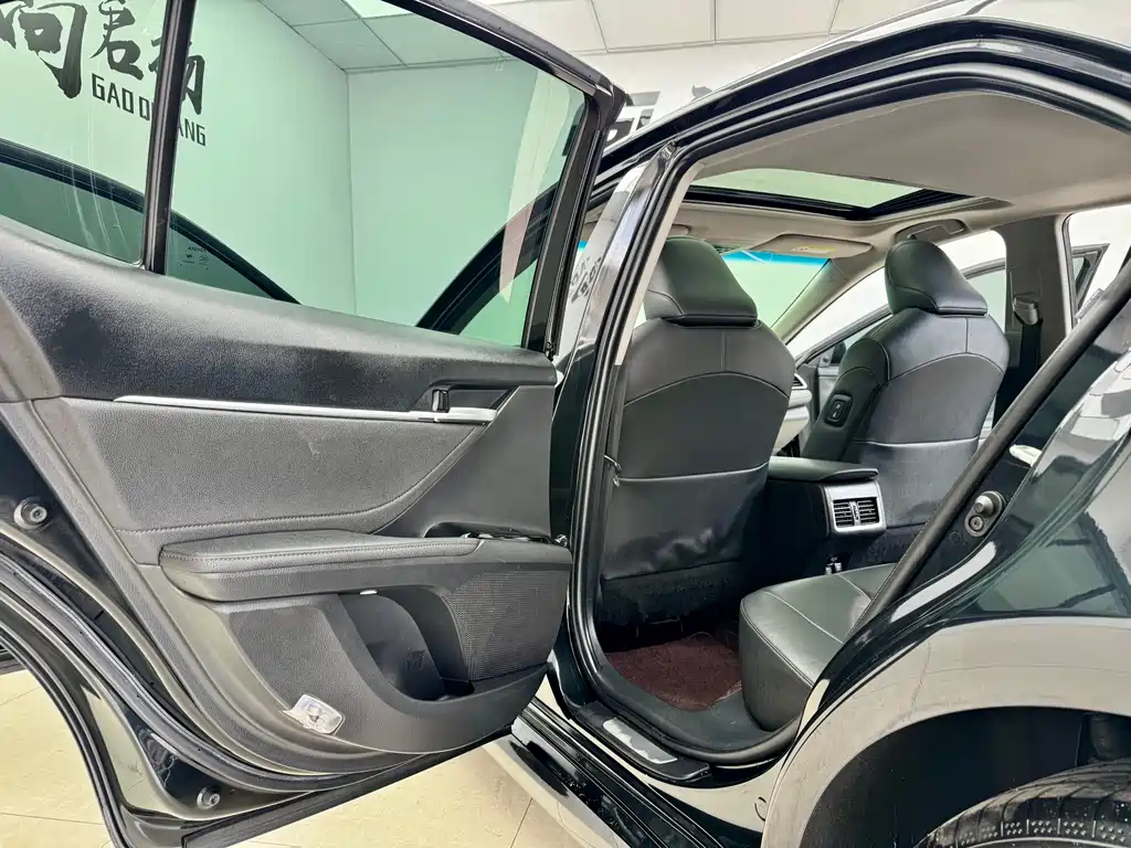 Toyota Camry 2023 — фото 10