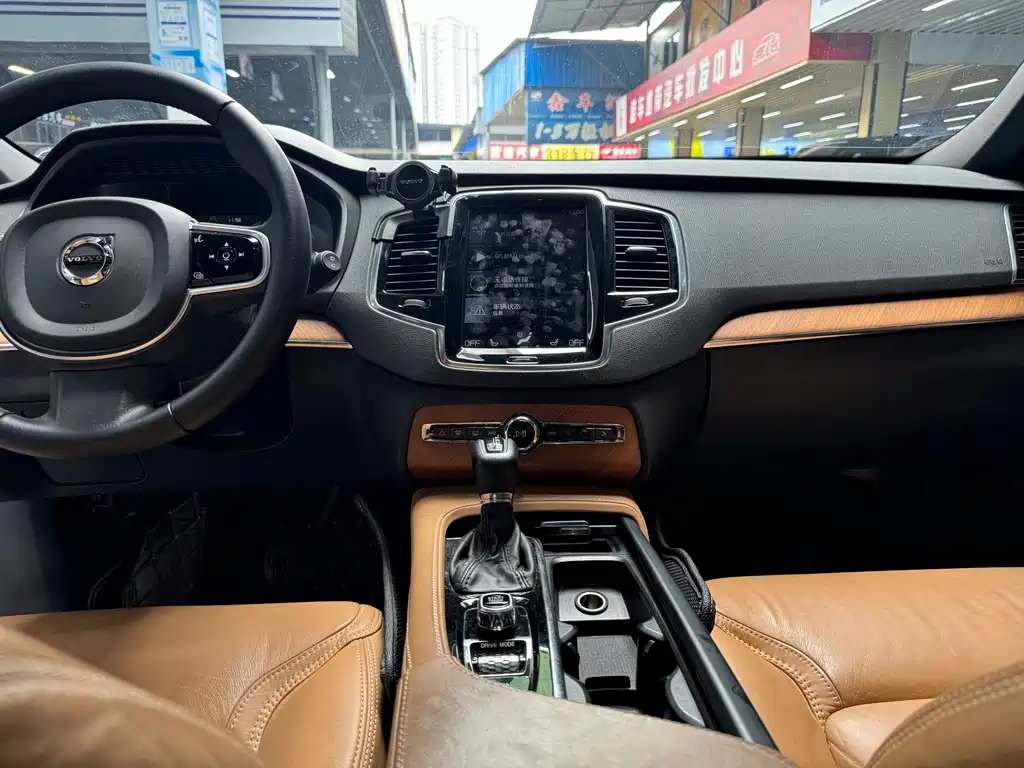 Volvo XC90 2018 — фото 11