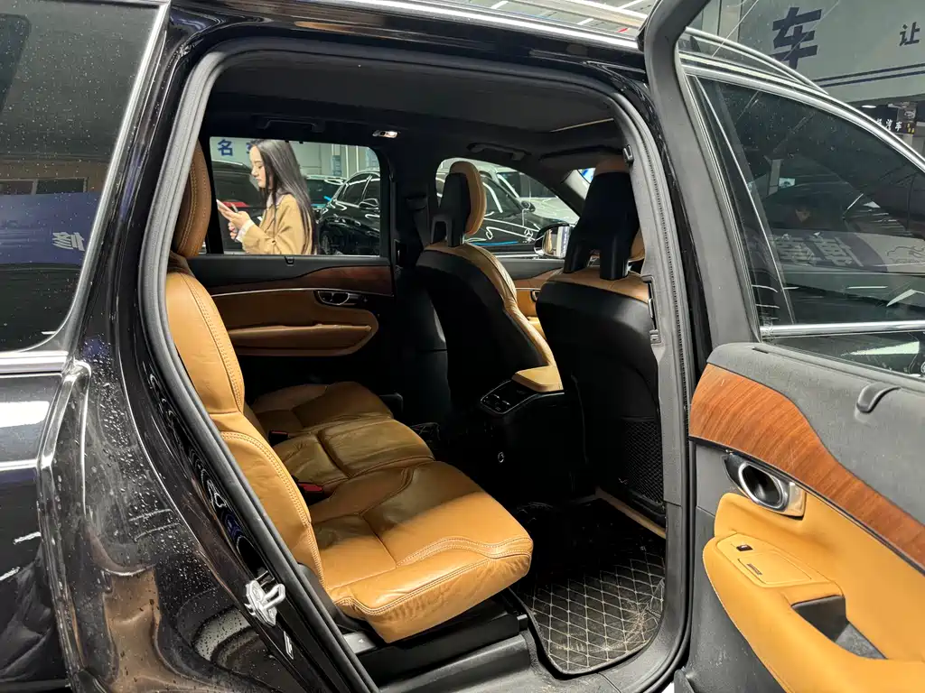 Volvo XC90 2018 — фото 14