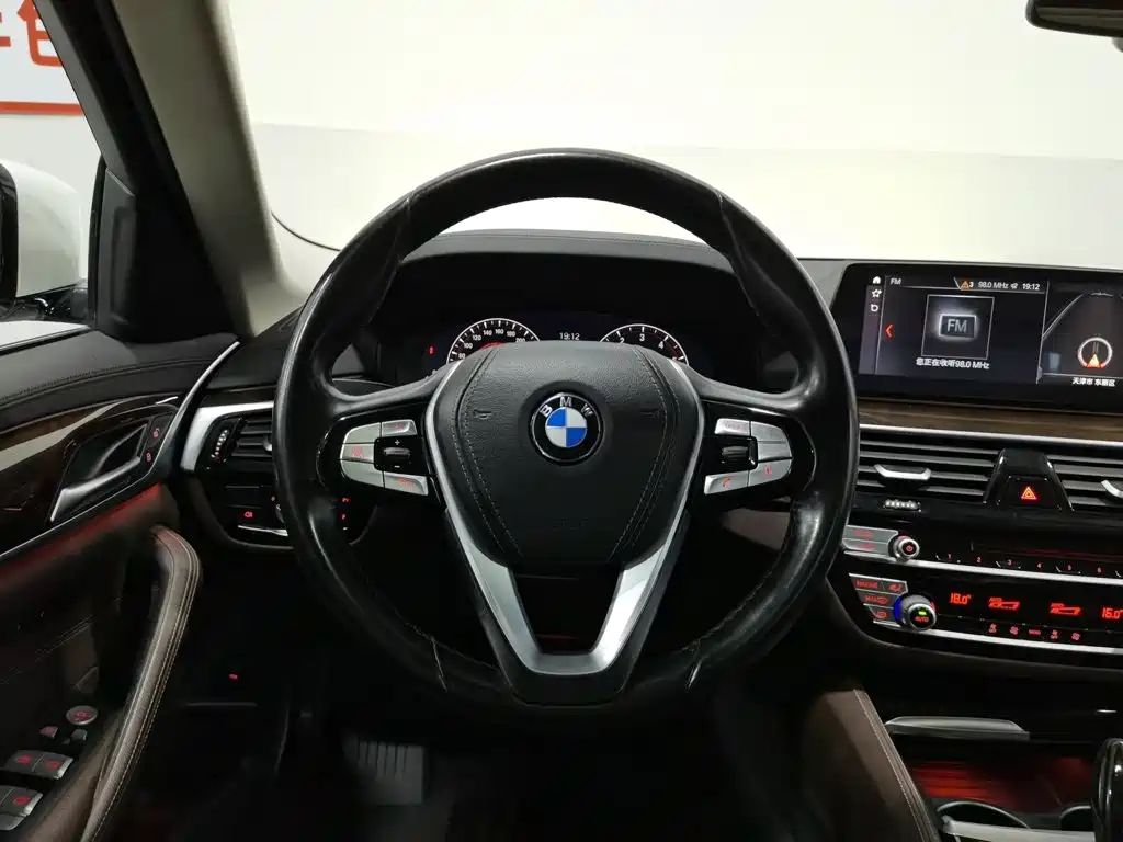 BMW 5 Series 2019 — фото 11