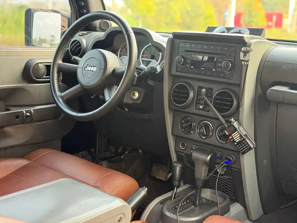 Jeep Wrangler 2010 — фото 13
