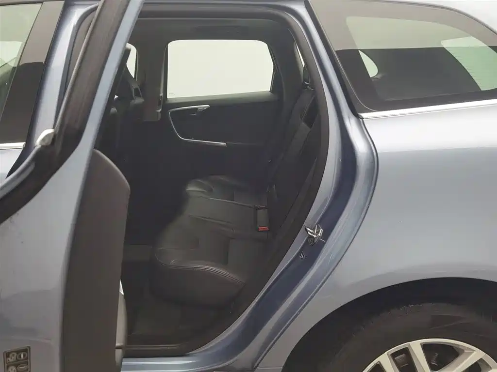 Volvo XC60 2017 — фото 15